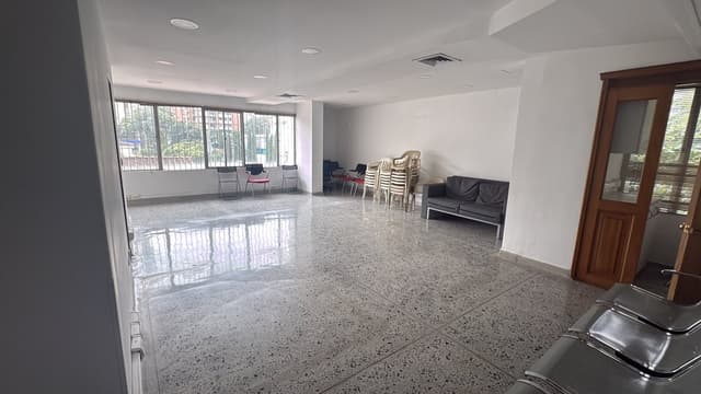 Oficina en Av. Poblado