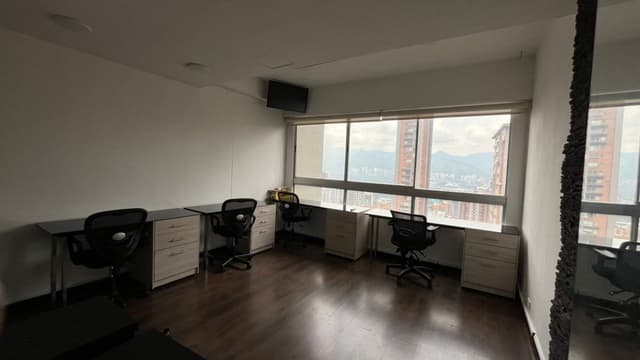 Oficina en Av. Poblado